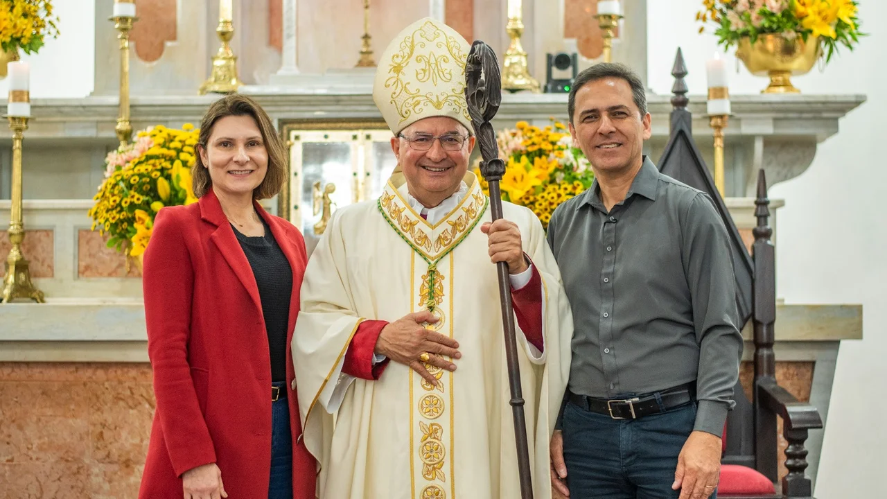 Prefeito e vice-prefeita de Paranaguá prestigiam posse de Dom Paulo Romão como bispo da Diocese de Paranaguá