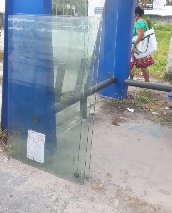 Vidros de terminais vandalizados são recuperados por moradores