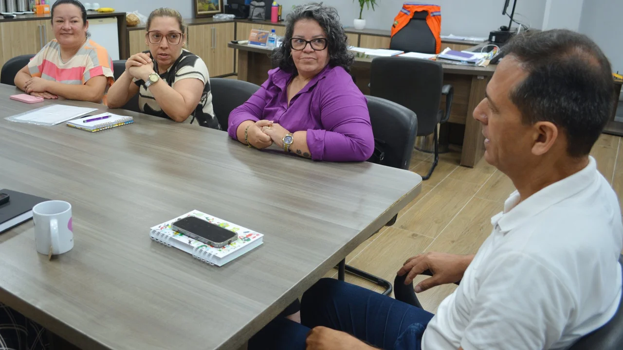 Prefeito Adriano Ramos anuncia pagamento das férias e reajuste do piso salarial para todos do Magistério Municipal