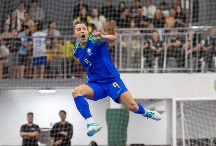 Brasil decide título mundial e Ilha dos Valadares se reúne para torcer por Emilly Marcondes
