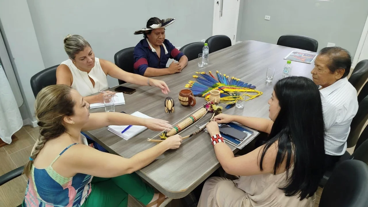 Membros da Aldeia Pindoty são recebidos na Prefeitura de Paranaguá