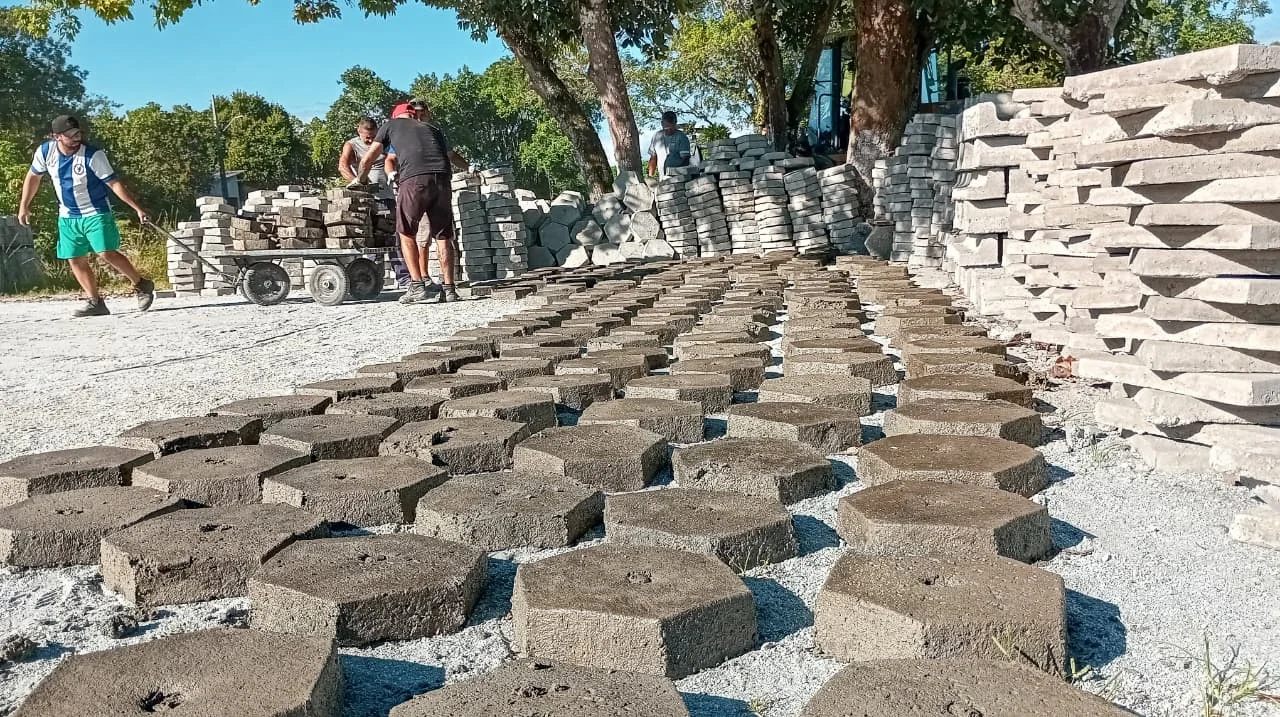 Prefeitura intensifica produção de bloquetes, serviços de manutenção e limpeza na Ilha dos Valadares