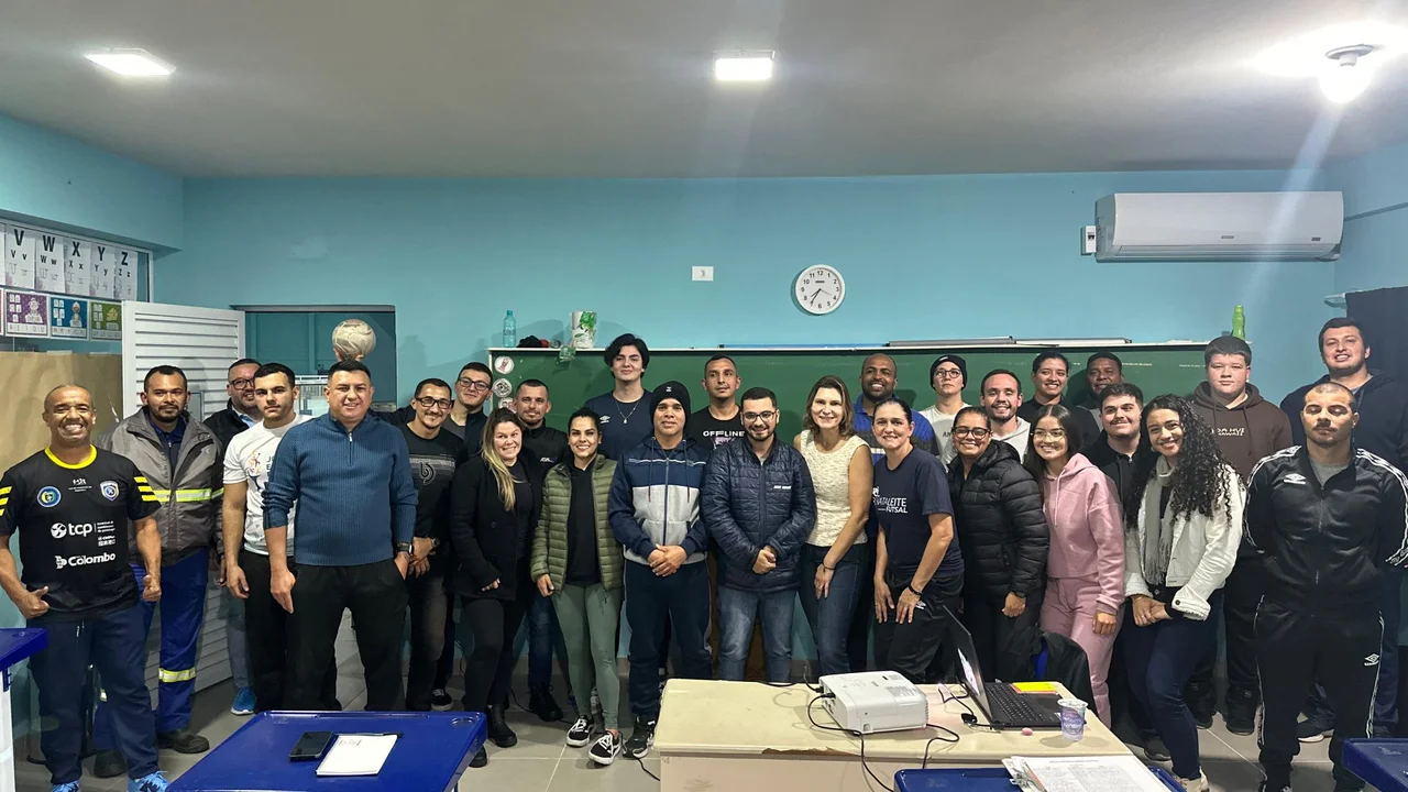 Ex-árbitra da FIFA ministra curso em Paranaguá