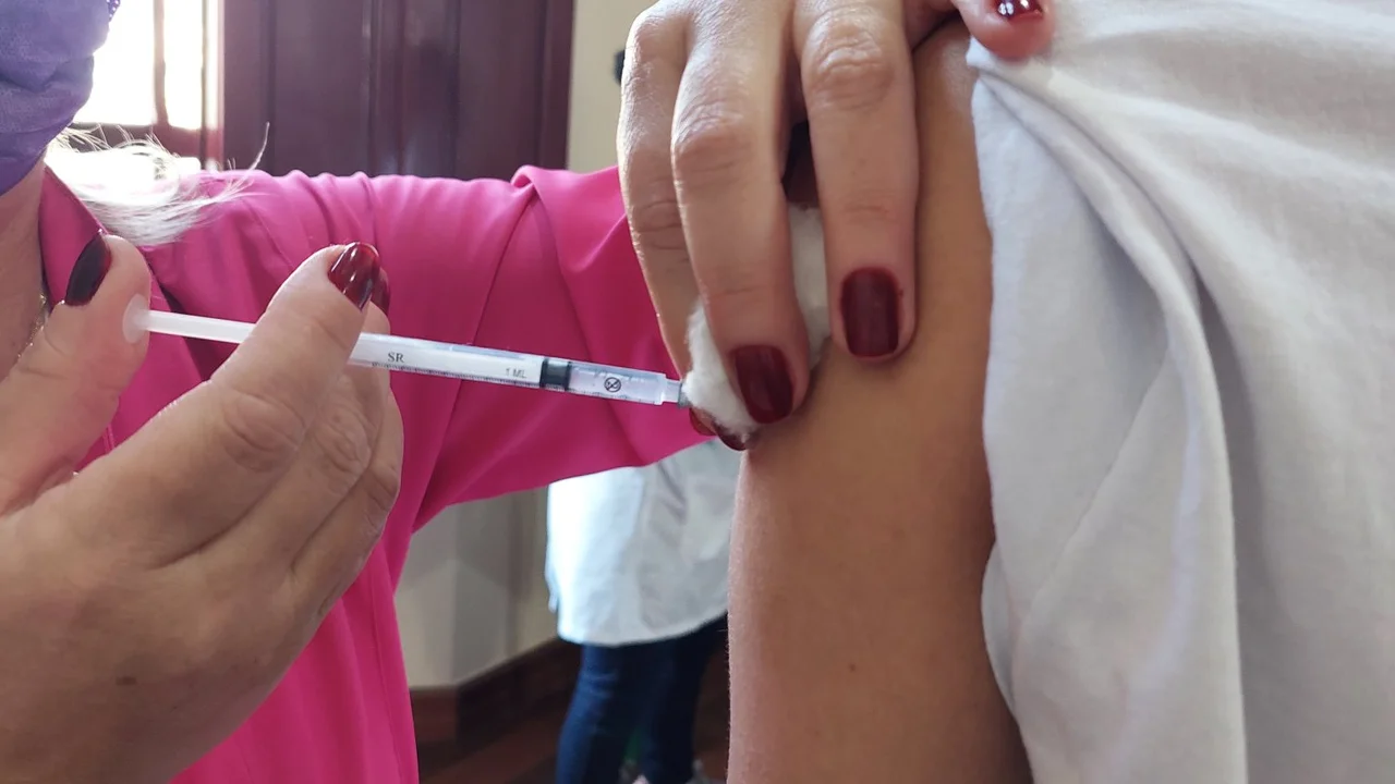 Adolescentes com 17 anos sem comorbidade começam a ser vacinados nesta quarta-feira, 22