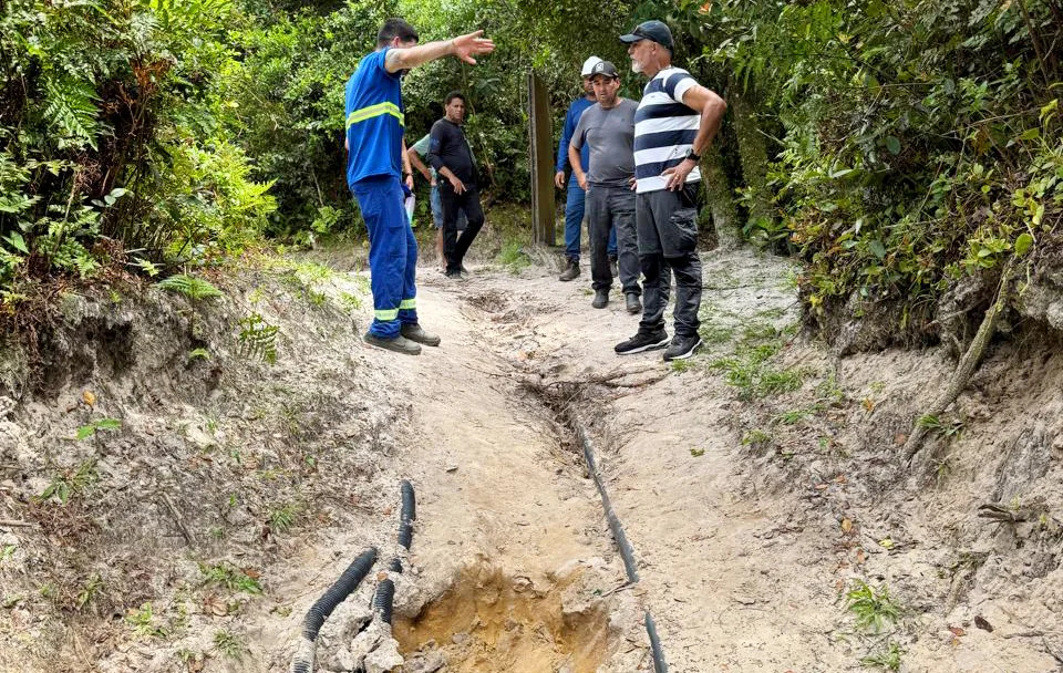 Trilhas e encanamentos da Ilha do Mel são reparados pela Prefeitura