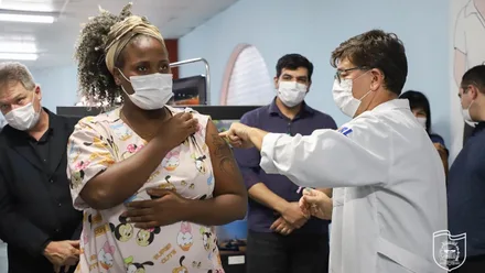 No Hospital Regional do Litoral foram vacinados a fisioterapeuta Jane Rodrigues Nogueira, a enfermeira Susan Kelly da Silva, a técnica em enfermagem Eloina Buenos e o enfermeiro Felipe Borba