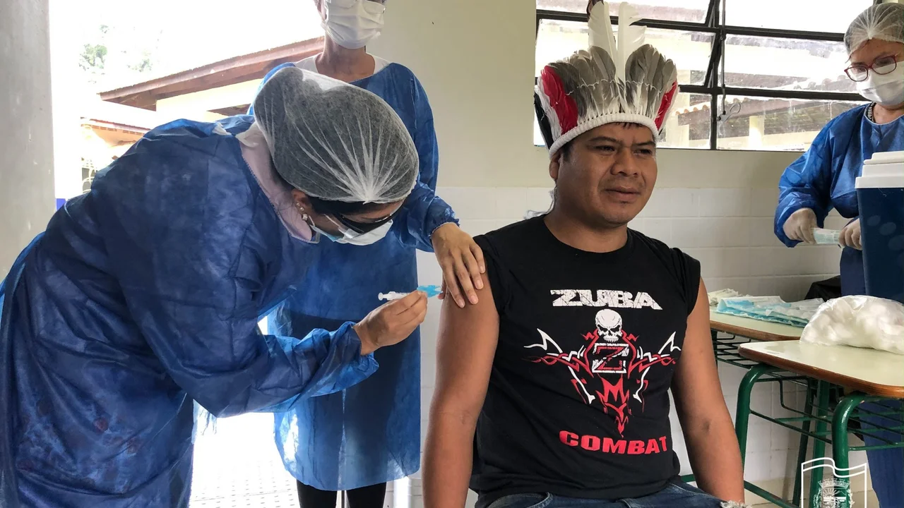 Indígenas na Ilha da Cotinga são vacinados contra a Covid-19