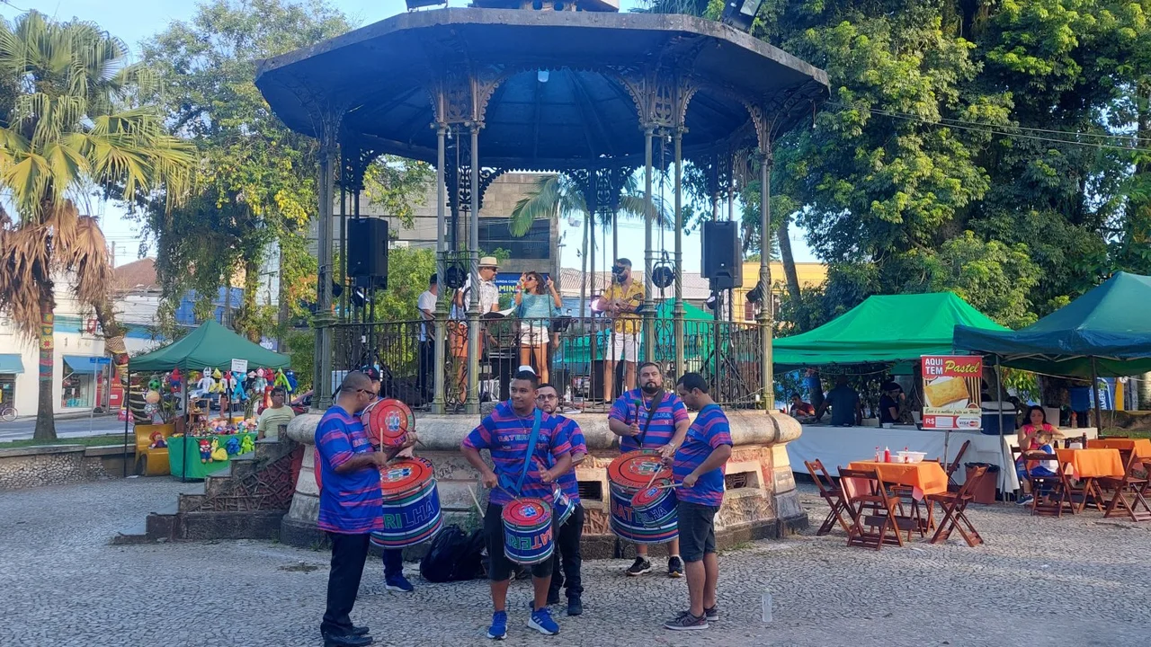 Samba e marchinhas animam o Centro de Paranaguá