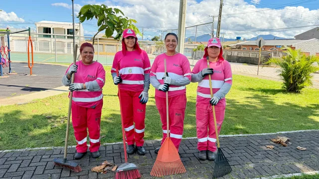 Mulheres da Limpeza Urbana: histórias inspiradoras de quem ajuda a construir Paranaguá
