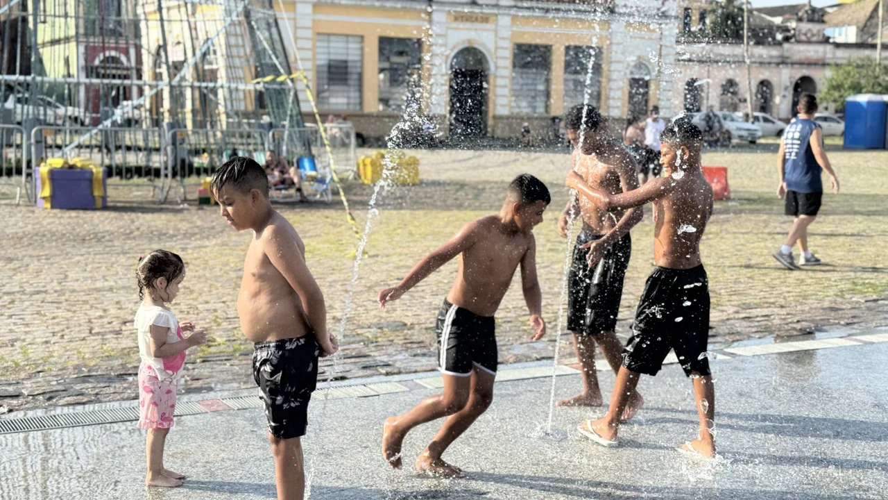 Com chafariz em funcionamento, Praça de Eventos reúne famílias e anima crianças neste fim de ano