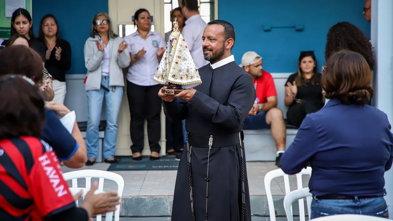 Imagem de Nossa Senhora do Rocio visita Prefeitura de Paranaguá