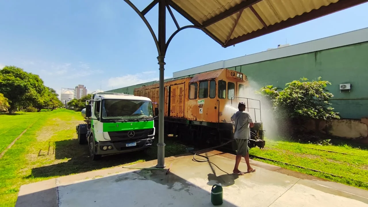 Estação Ferroviária recebe manutenção e limpeza