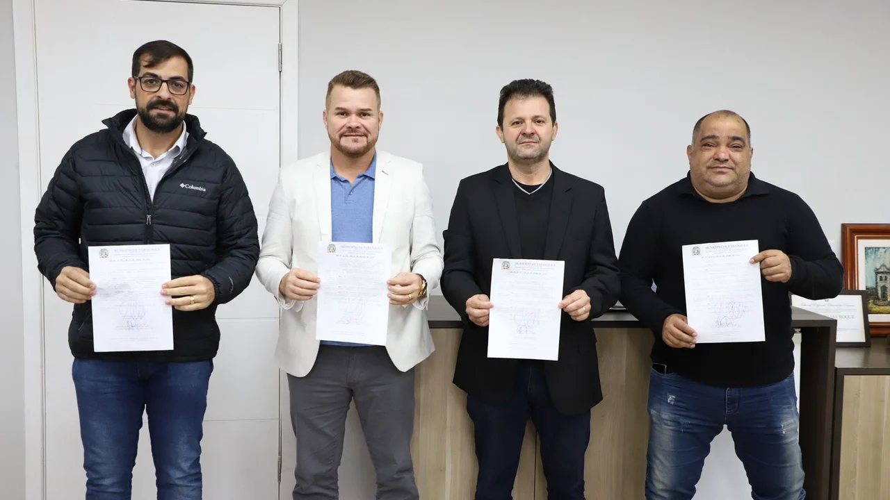 Prefeito recebe vereadores para sancionar leis