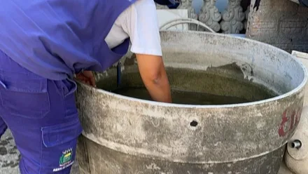 Agentes de endemias realizam trabalhos de conscientização da população, localização e remoção de criadouros durante o ano todo