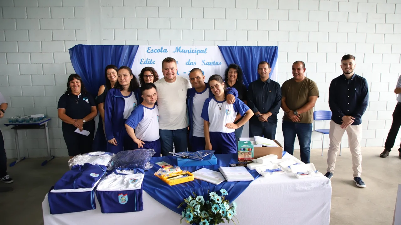 Educação de Jovens e Adultos recebem uniformes, kits escolares e de higiene bucal