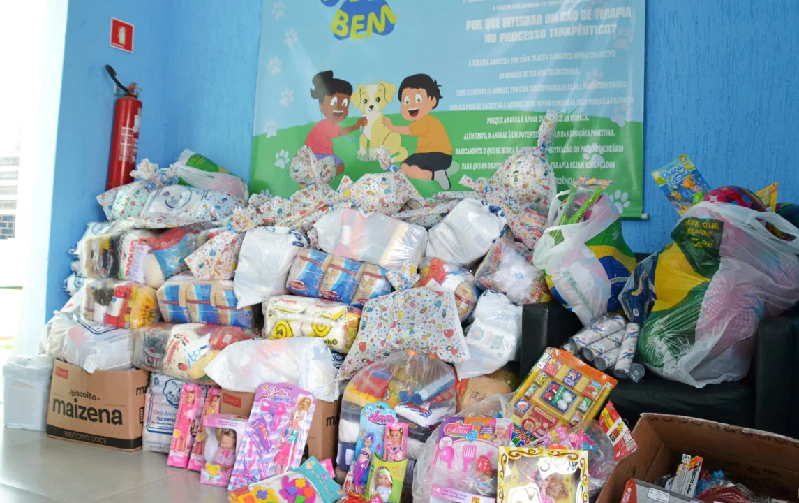 Duas toneladas de alimentos arrecadadas através do Campeonato Municipal de Futsal foram doadas a entidades filantrópicas de Paranaguá