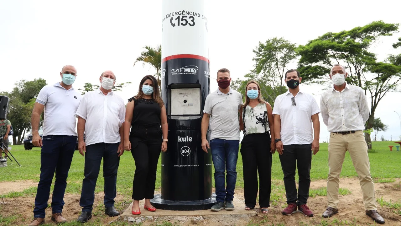 Prefeito Marcelo Roque entrega totem de segurança no Aeroparque