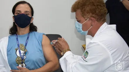 Enfermeira Andrea Gomes de Moura é a primeira a receber a vacina contra a Covid-19 em Paranaguá