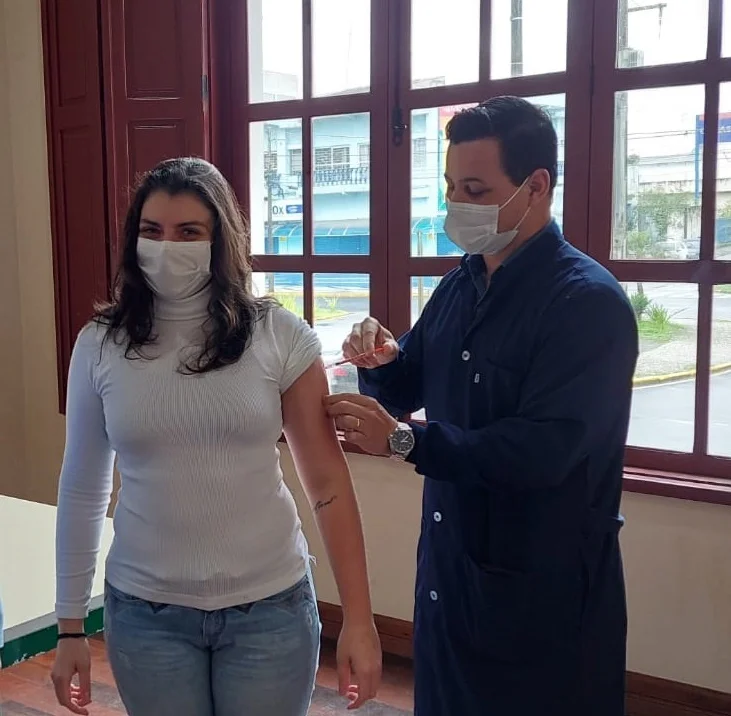 Profissionais de saúde começam a receber terceira dose da vacina contra a Covid-19